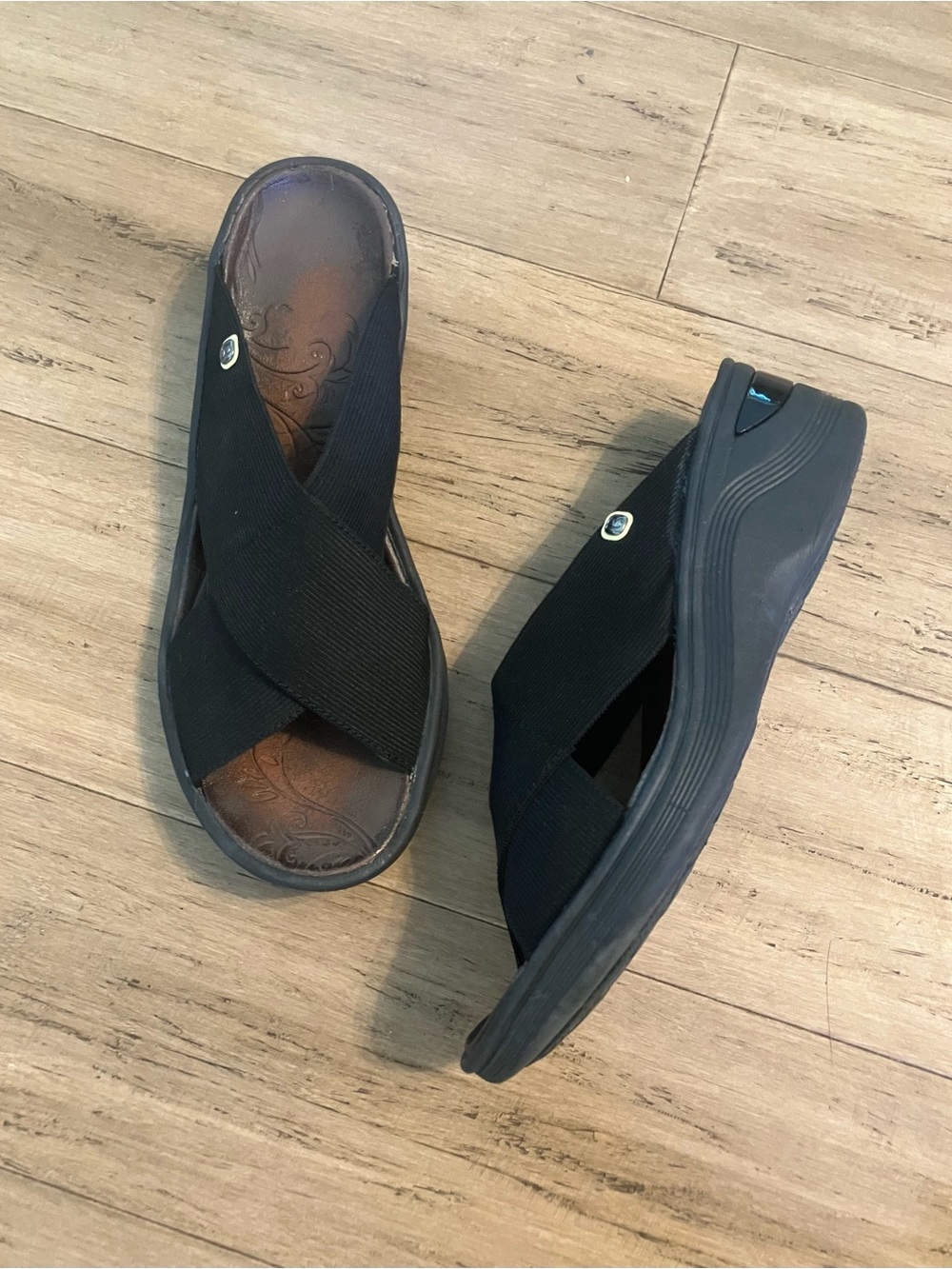 BZees cross strap peep toe black stretch women’s wedge heels size 9.5